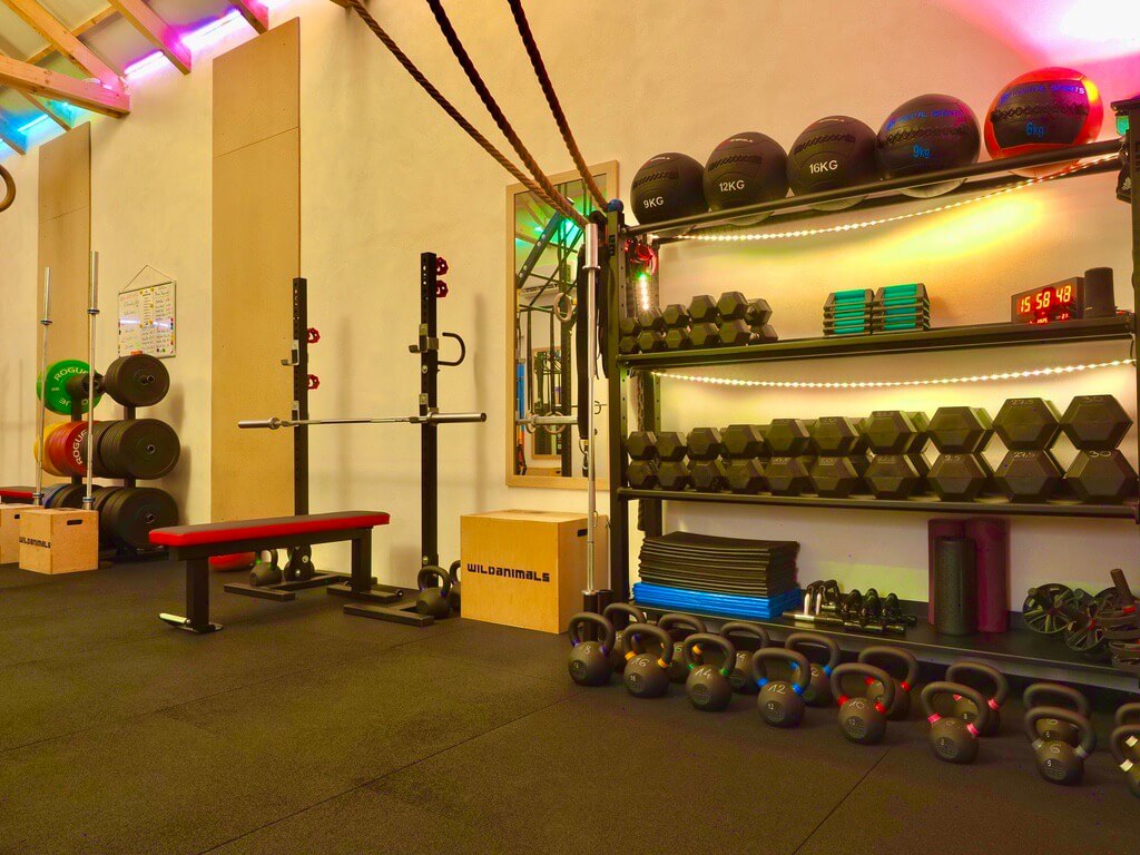 Funkcionális és erőnléti edzések az Etalon-Workout pellérdi edzőtermében, súlyzókkal és kettlebellekkel