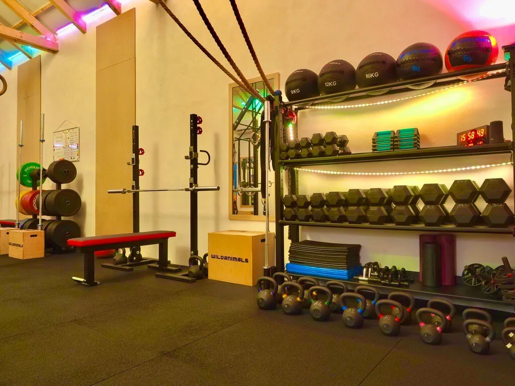 Funkcionális és erőnléti edzések az Etalon-Workout pellérdi edzőtermében, súlyzókkal és kettlebellekkel