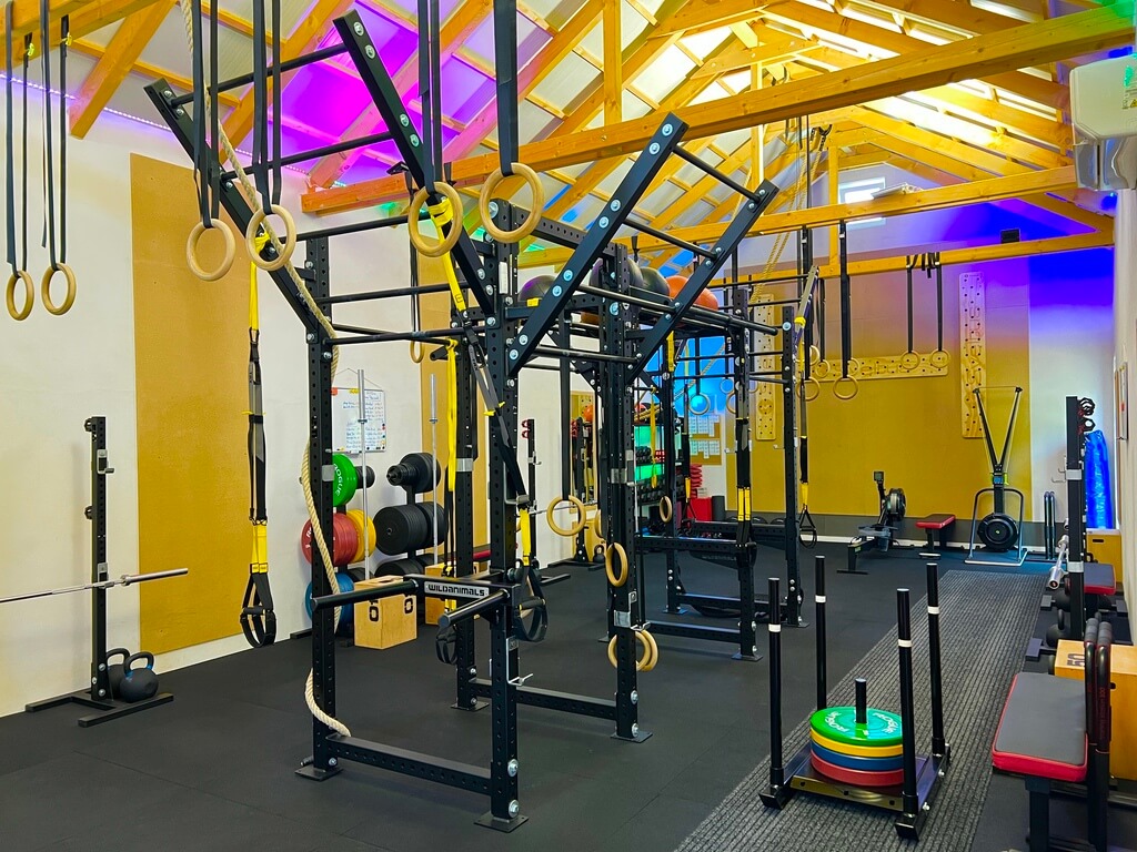 Etalon-Workout funkcionális edzőterem Pellérden, Pécs mellett, súlyzós és saját testsúlyos edzésekhez, cross-traininghez és HYROX-felkészüléshez, TRX-szel és kettlebellekkel