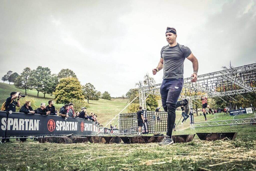 Az Etalon-Workout erőnléti edzője Spartan Race akadályfutó versenyen, a versenypályán futva