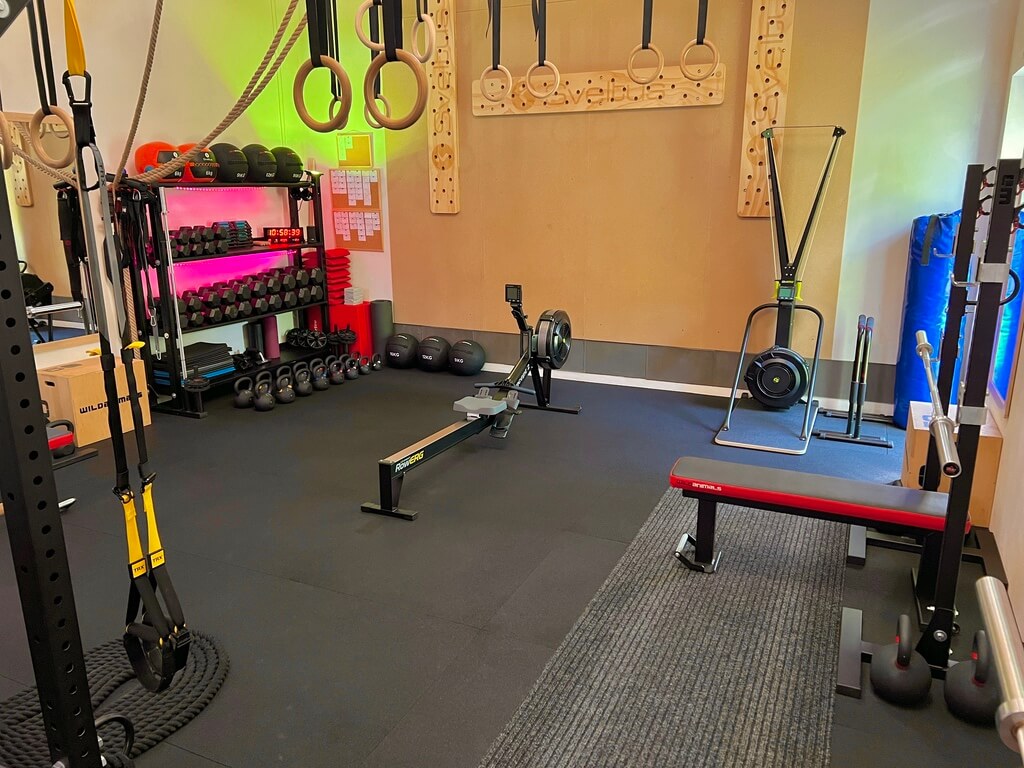 Személyi és kiscsoportos funkcionális edzéshez TRX-szel és kettlebellekkel felszerelt Etalon-Workout edzőterem Pellérden, Pécs mellett
