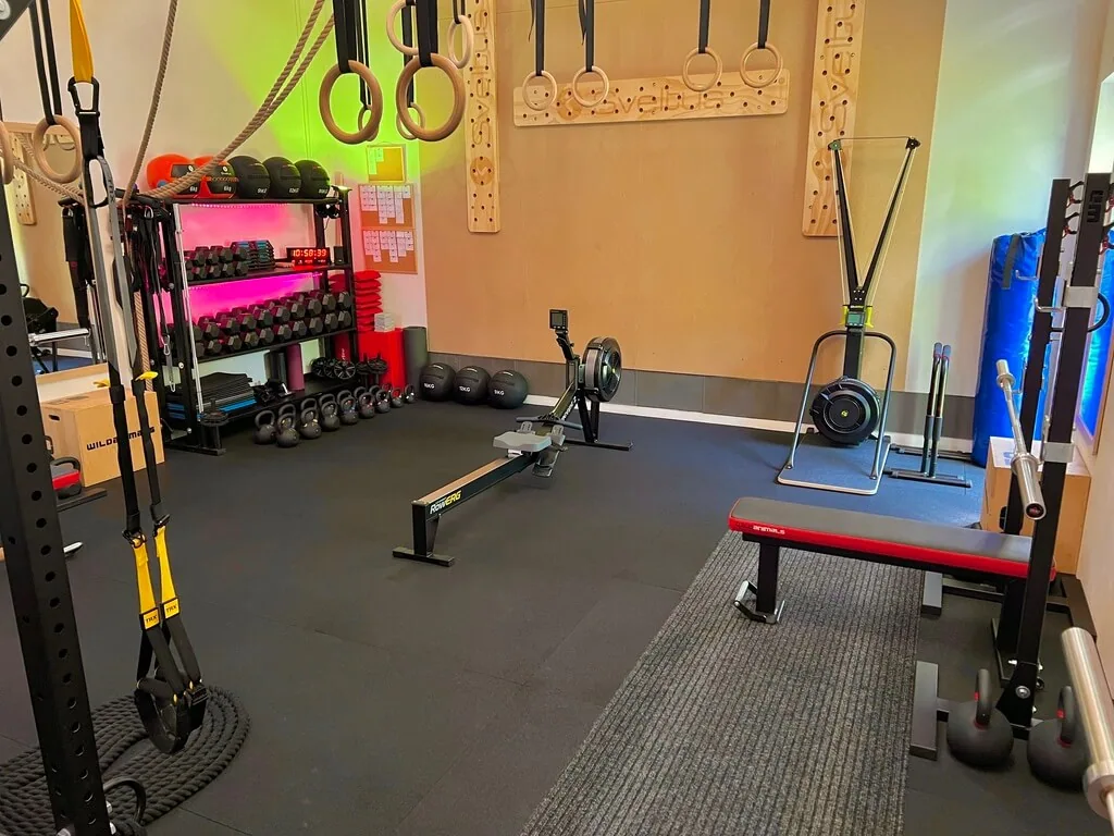 Személyi és kiscsoportos funkcionális edzéshez TRX-szel és kettlebellekkel felszerelt Etalon-Workout edzőterem Pellérden, Pécs mellett